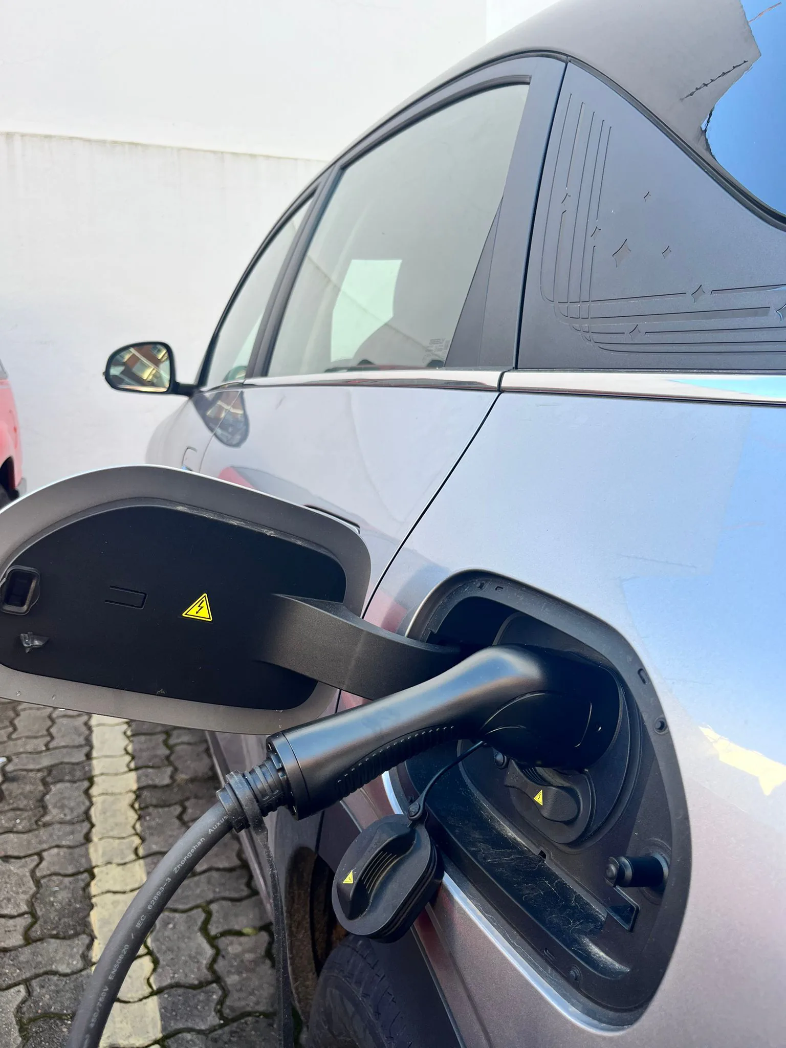 Auto eléctrico cargando con conector Tipo 2 en un caso real de uso.