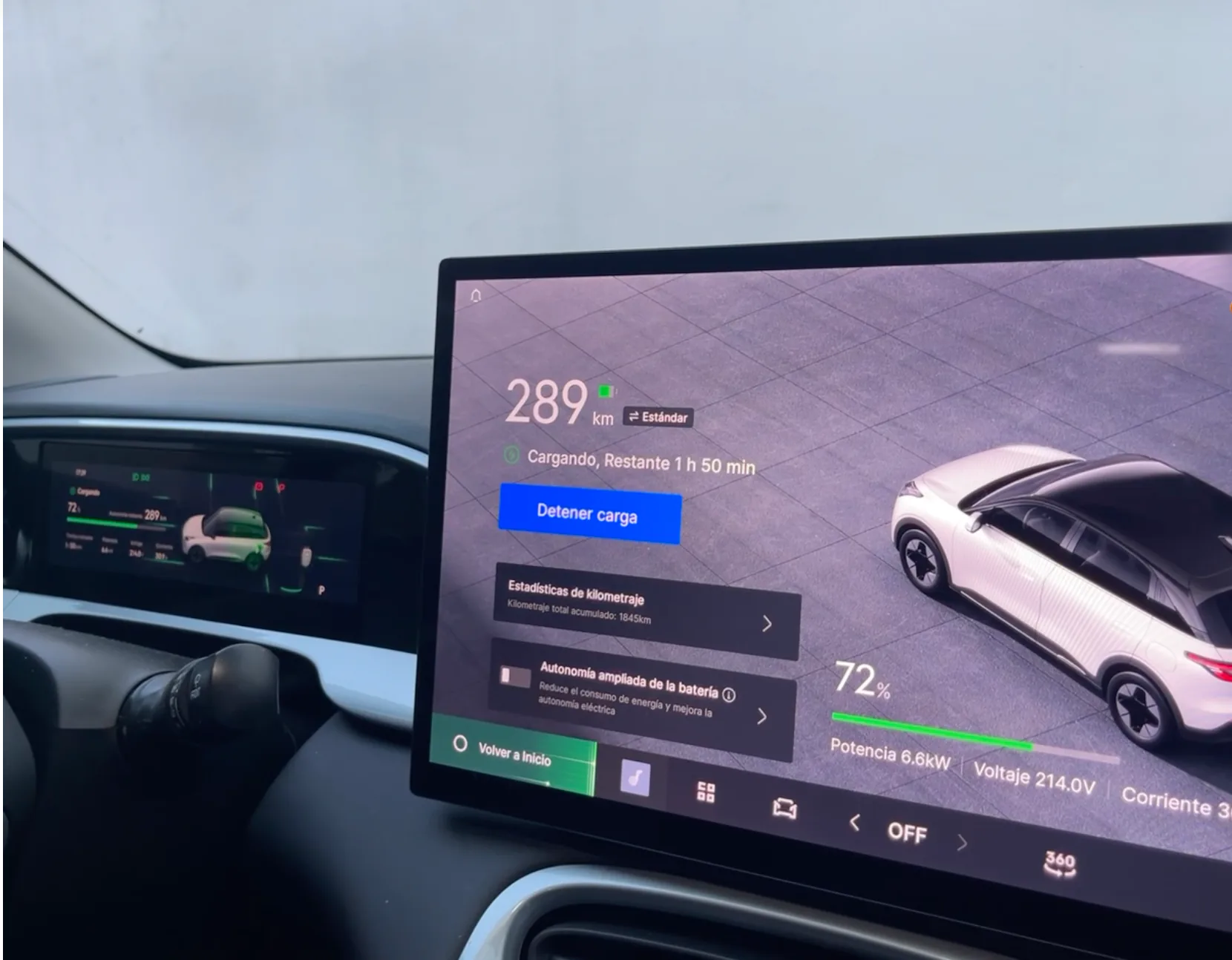 Tablero de vehículo eléctrico durante una carga real registrada a 6,6 kW.