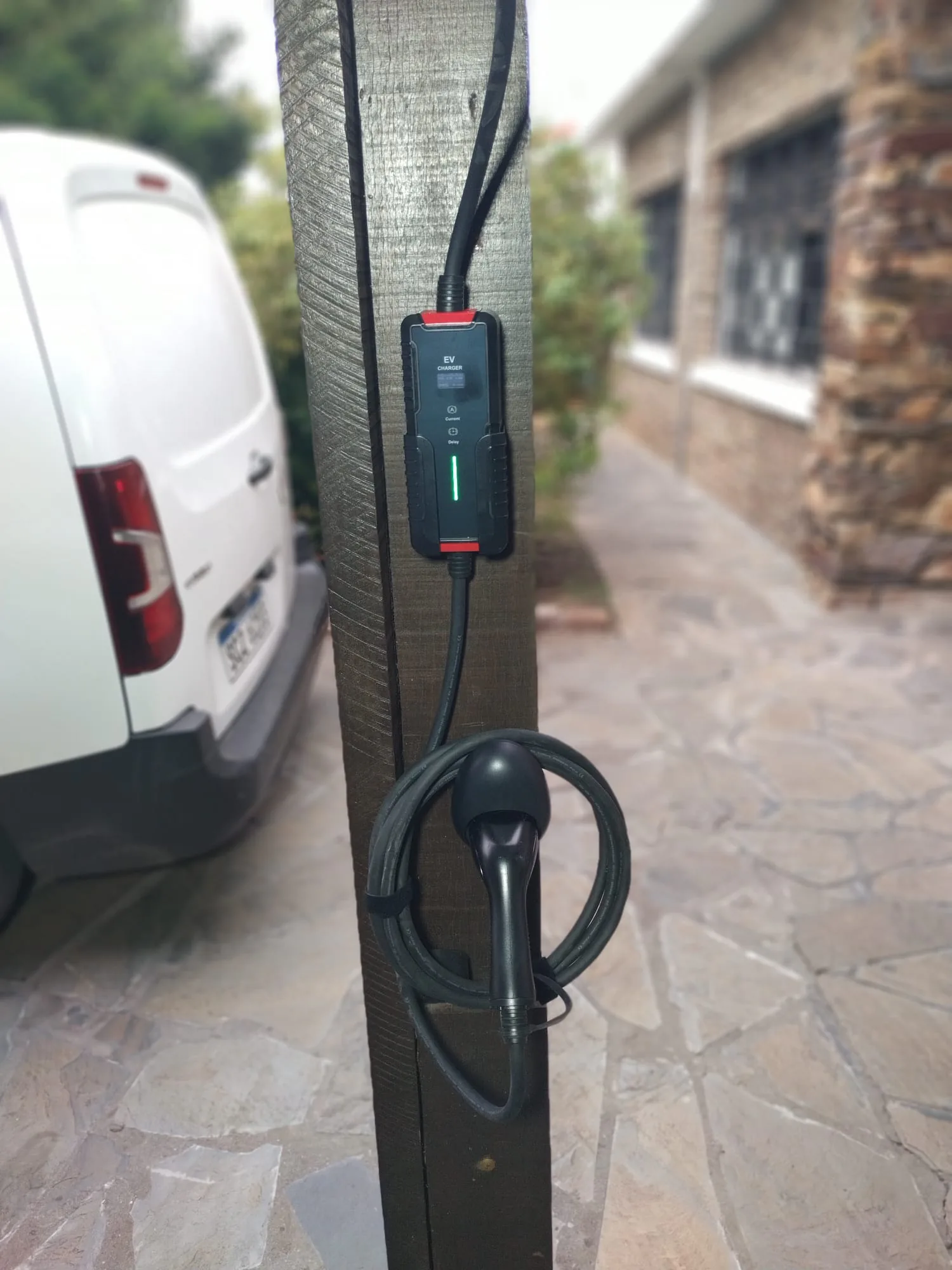 Cargador portátil Alectra instalado y listo para usar en un caso real.